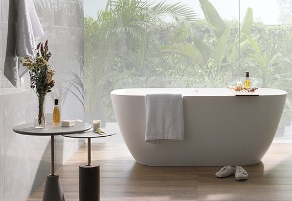 Banheira de imersão em ambiente integrado à natureza, destacando conforto e relaxamento.