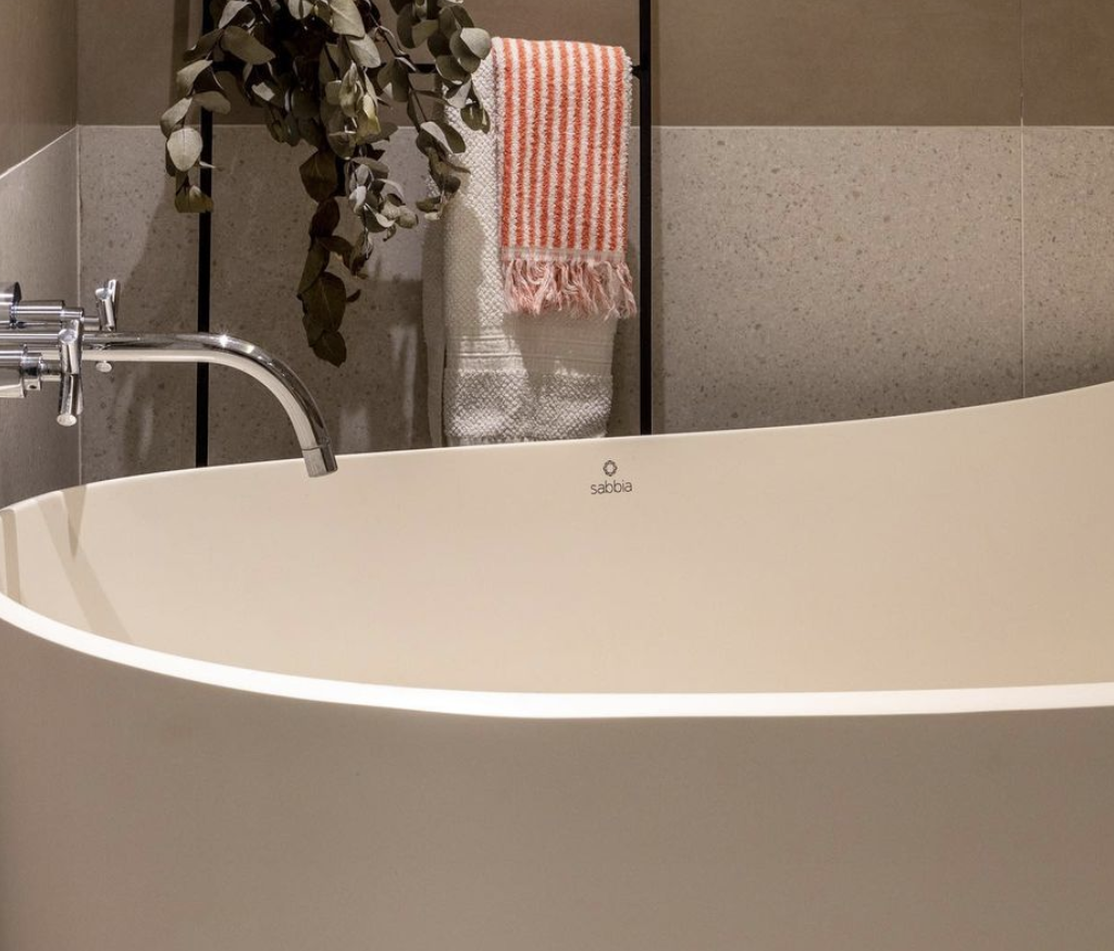Banheira Sabbia em detalhe, mostrando design minimalista e acabamento sofisticado.