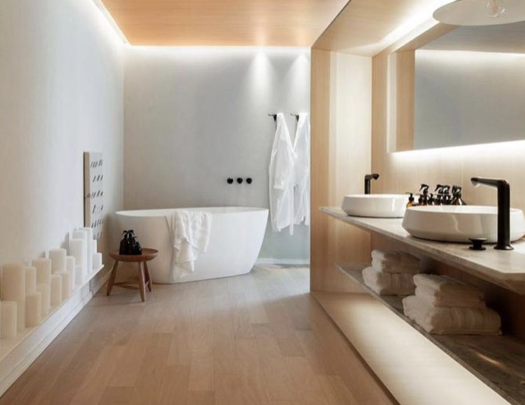 Banheira de design moderno integrada ao banheiro de hotel de luxo, com iluminação suave e decoração sofisticada.