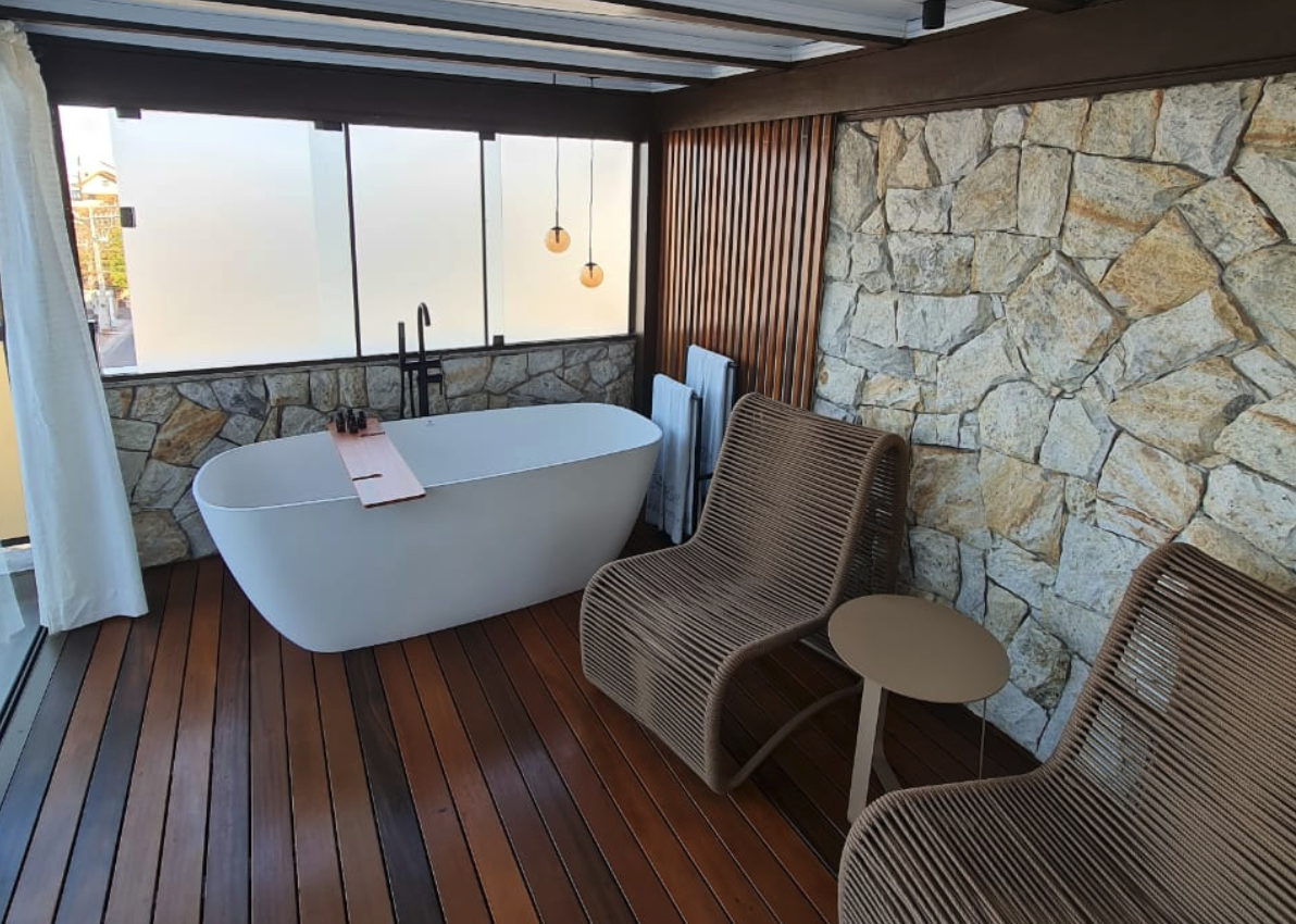 Do desejo ao projeto com banheira de imersão bem resolvida