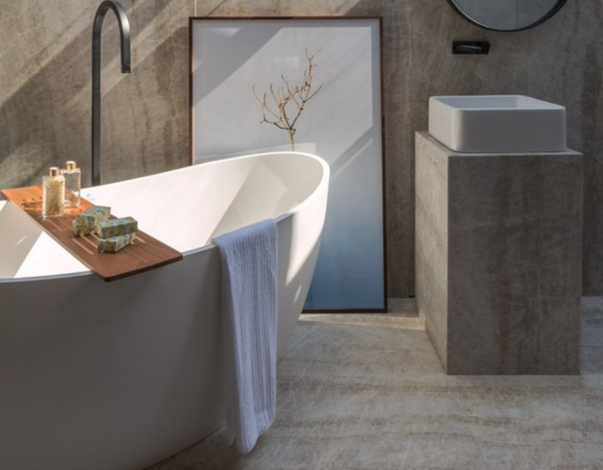 Banheira de design minimalista com foco em ergonomia, conforto térmico e funcionalidade