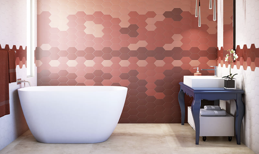 Banheiro contemporâneo com banheira branca e parede com revestimento hexagonal em destaque.